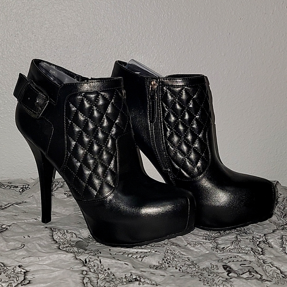 Guess Platform Heel Ankle Boots in Black, Size 8.5